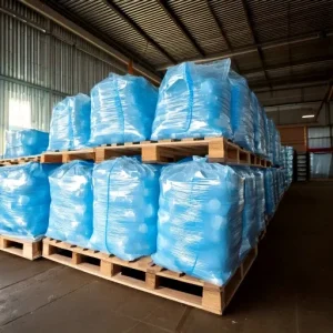 Sacos de cubitos de hielo colocados en pales de madera dentro de un almacén