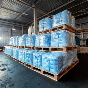 Sacos de cubitos de hielo colocados en pales de madera dentro de un almacén