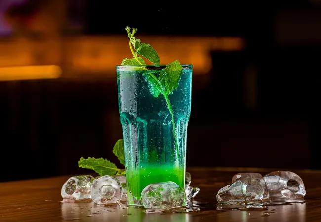coctel con hielos encima de la mesa