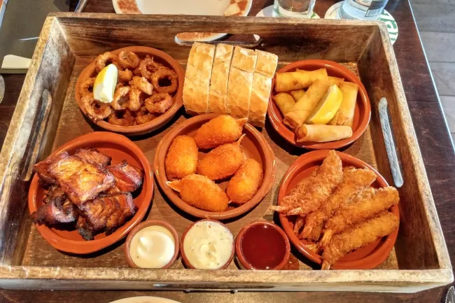raciones de restaurante con salsas y pan
