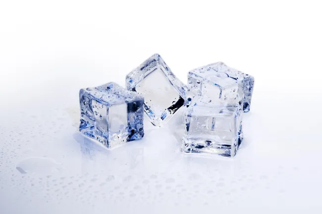 cubitos de hielo en fondo blanco